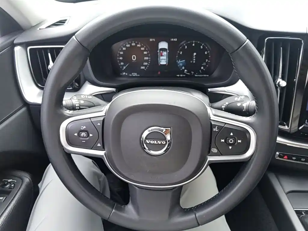 Volvo XC60 2019 — фото 11
