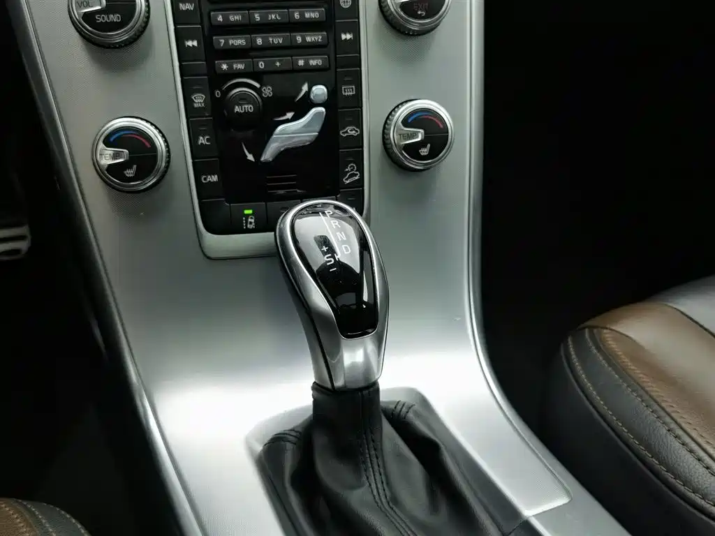 Volvo XC60 2016 — фото 13
