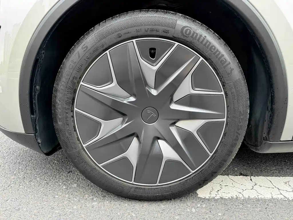 Tesla Model Y L 2026
