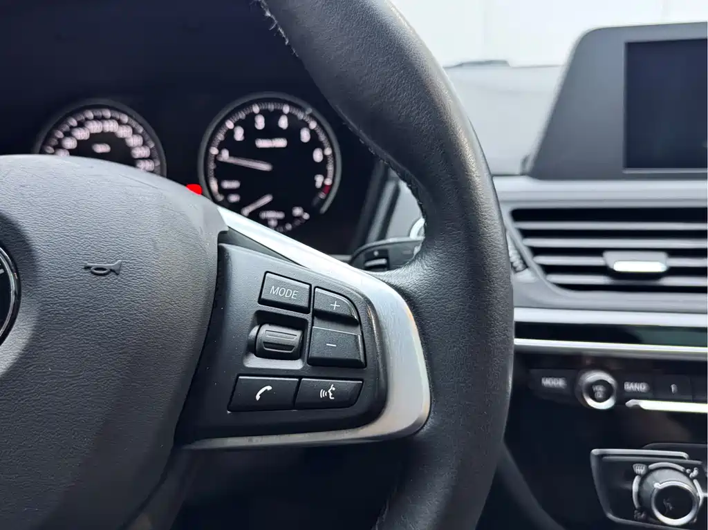 BMW 1 Series 2018 — фото 11