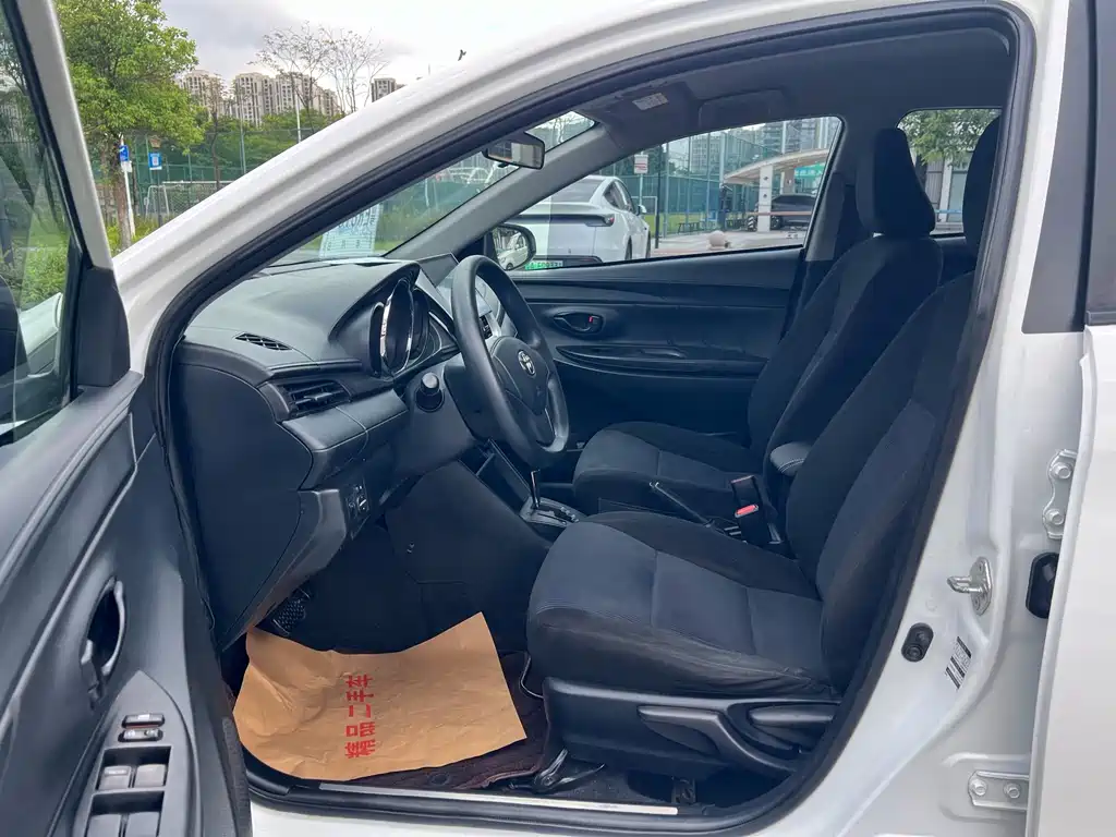 Toyota Yaris L 2017 — фото 11