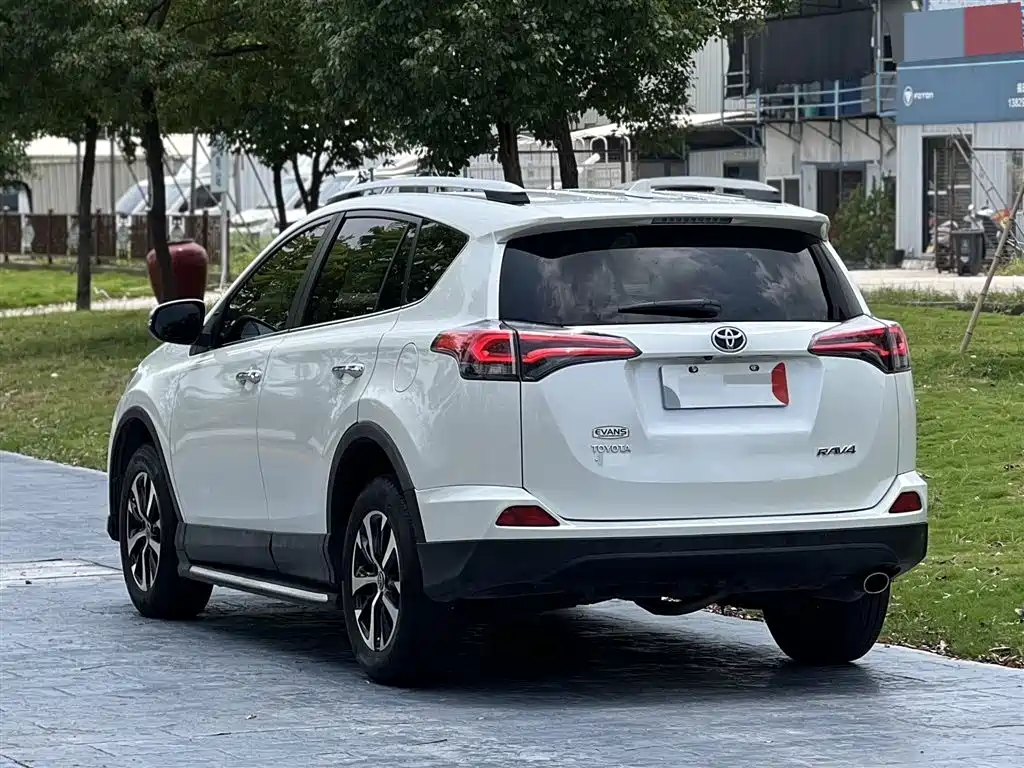 Toyota RAV4 2017 — фото 4