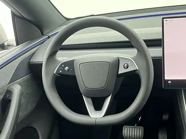 Tesla Model Y L 2025 — фото 13