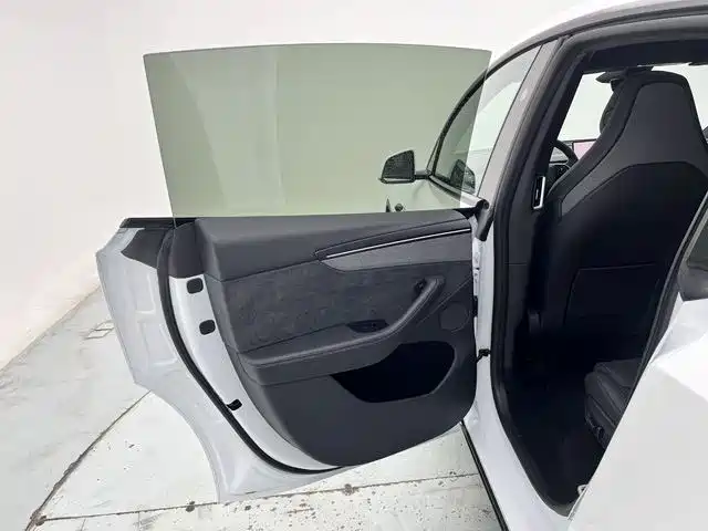 Tesla Model Y L 2026 — фото 20