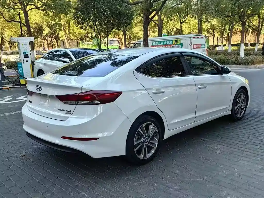 Hyundai Elantra 2017 — фото 4