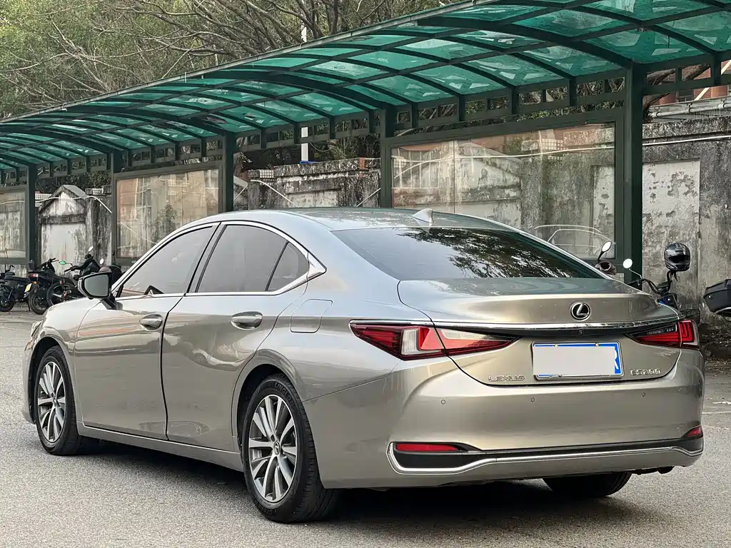 Lexus ES 2018 — фото 15