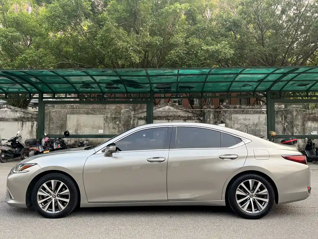 Lexus ES 2018 — фото 12