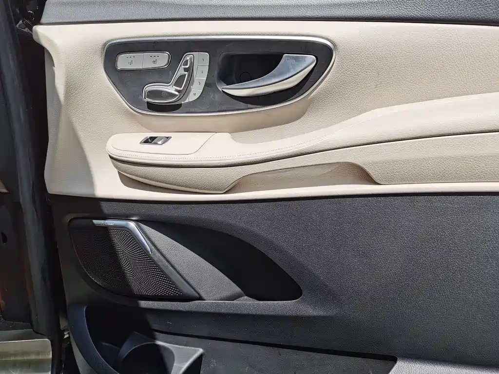Mercedes-Benz V-Class 2021 — фото 16