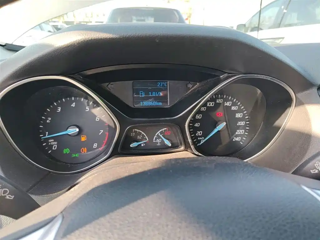Ford Focus 2015 — фото 12
