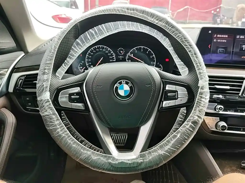 BMW 5 Series 2018 — фото 11