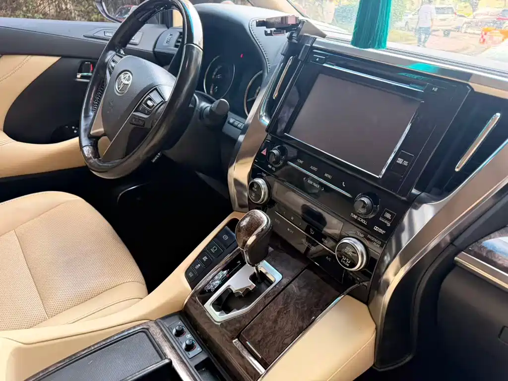 Toyota Alphard 2020 — фото 10