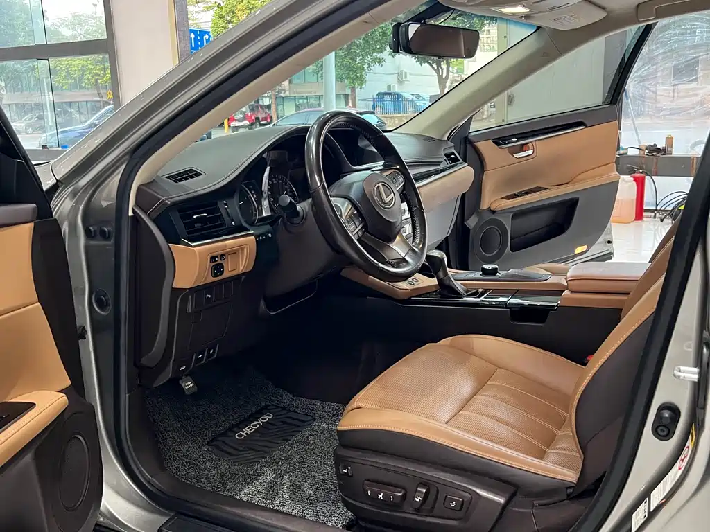 Lexus ES 2015 — фото 17