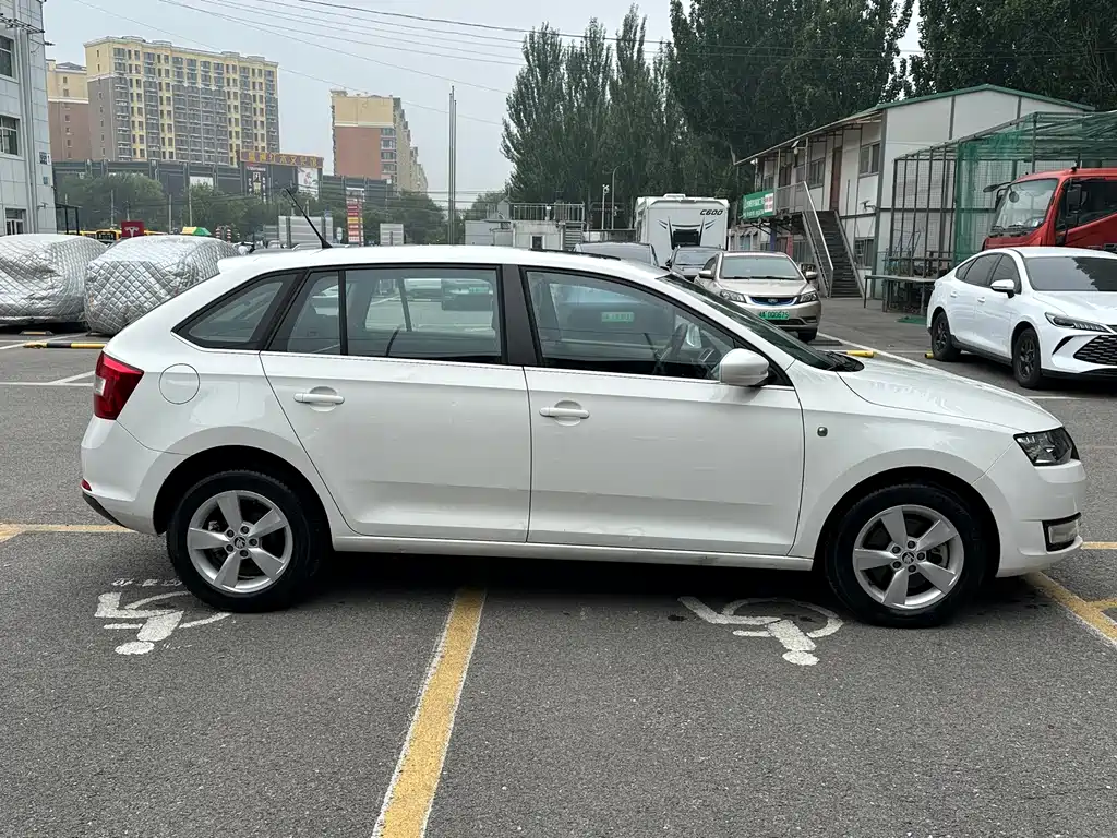 Skoda Rapid Spaceback 2015 — фото 6
