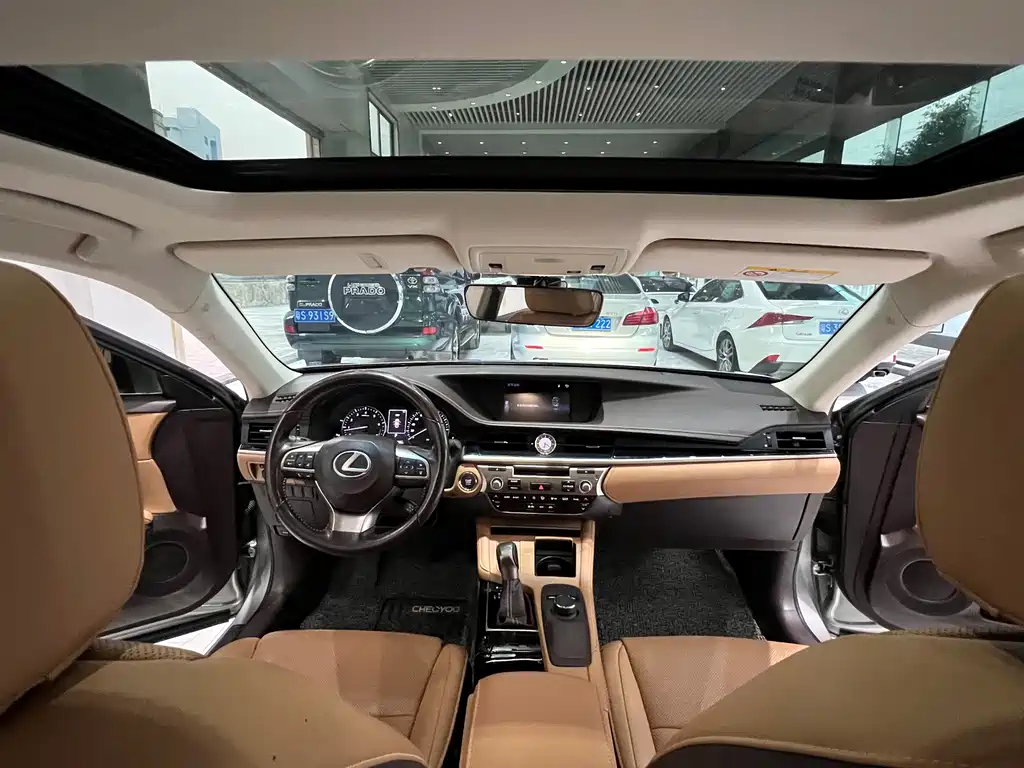 Lexus ES 2015 — фото 11