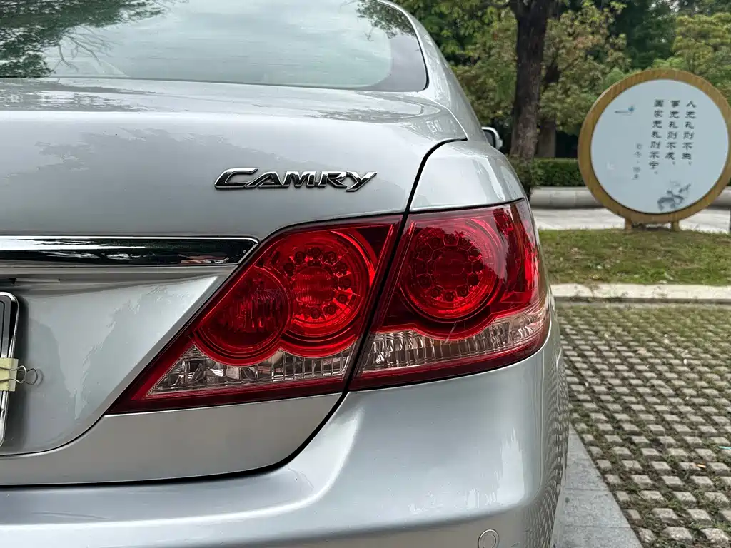 Toyota Camry 2008 — фото 10