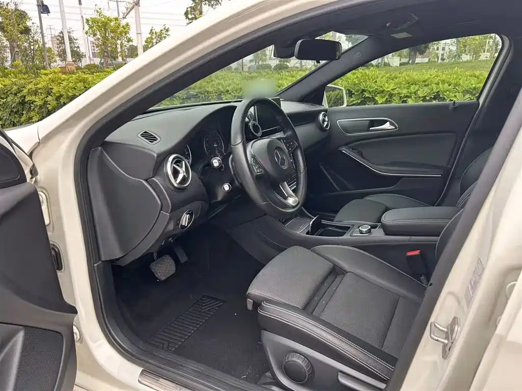 Mercedes-Benz A-Class 2017 — фото 14