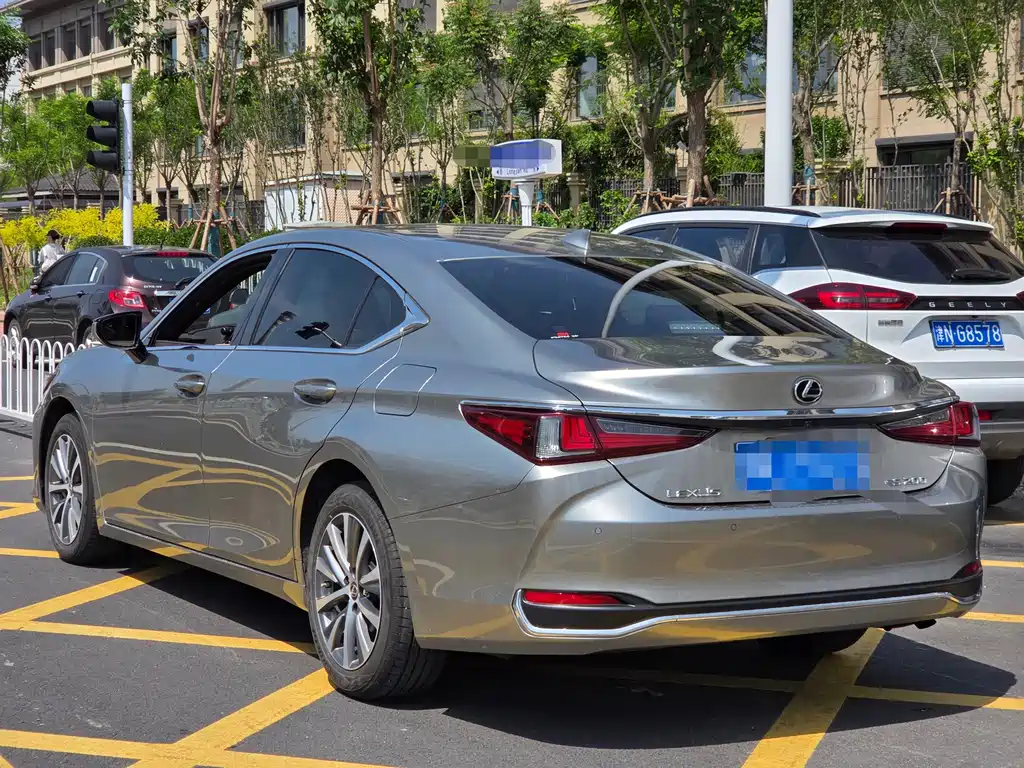 Lexus ES 2021 — фото 11