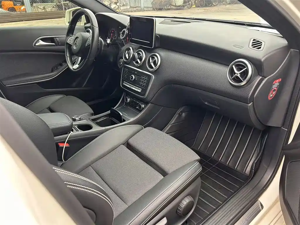 Mercedes-Benz A-Class 2017 — фото 19