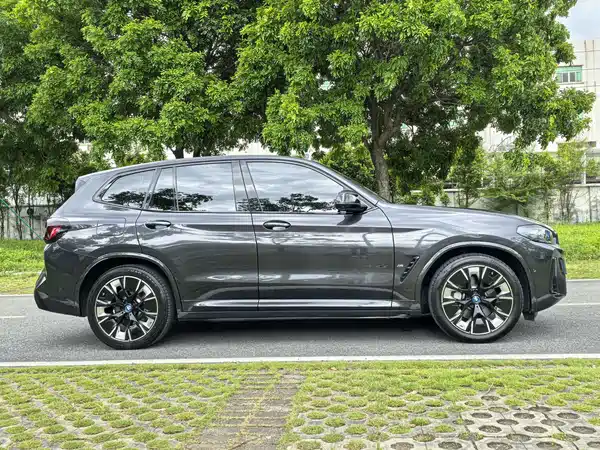 BMW iX3 2024