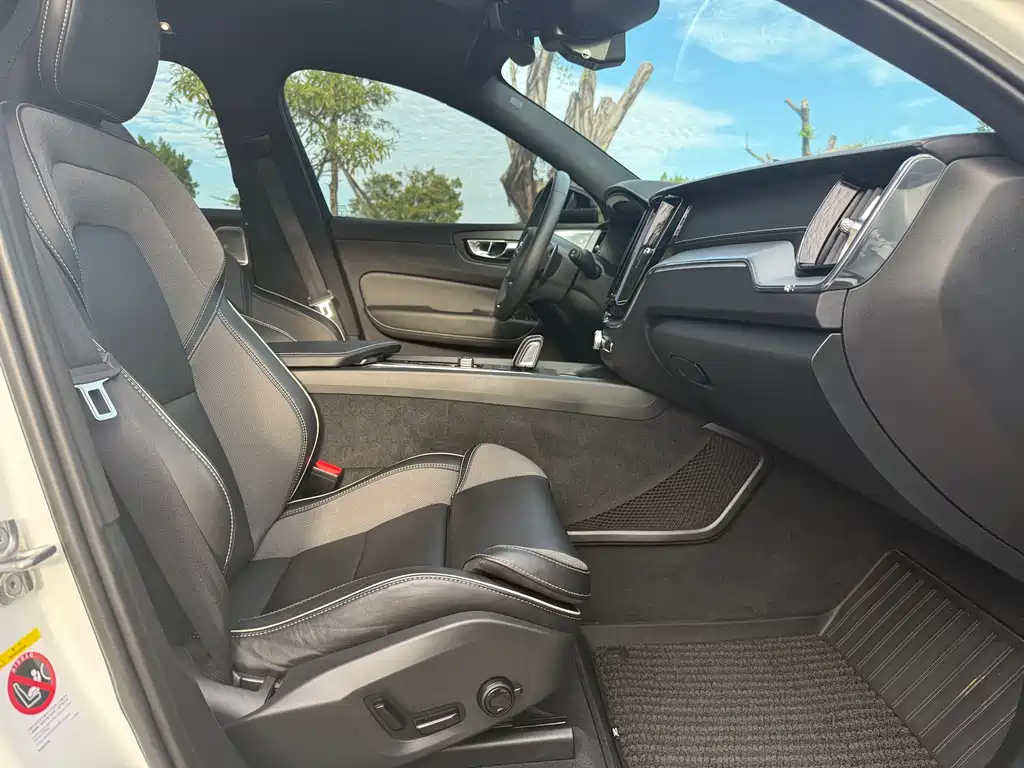 Volvo XC60 PHEV 2020 — фото 14