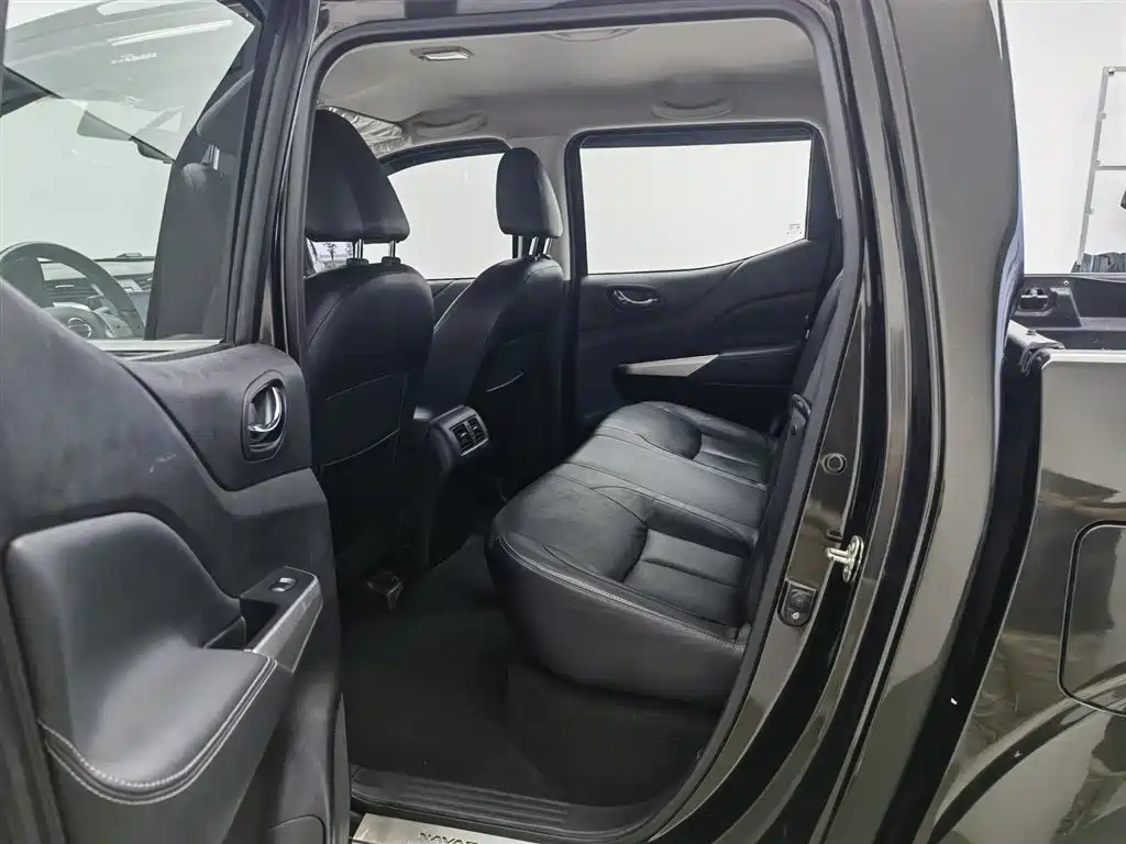 Nissan Navara 2018 — фото 15
