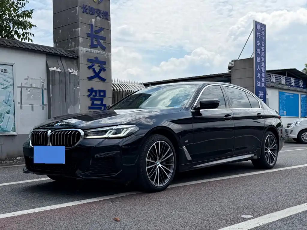 BMW 5 Series 2021 — фото 1