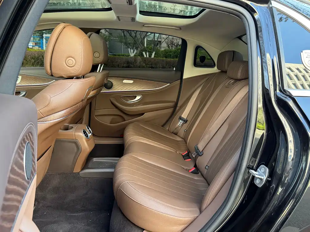 Mercedes-Benz E-Class 2019 — фото 20