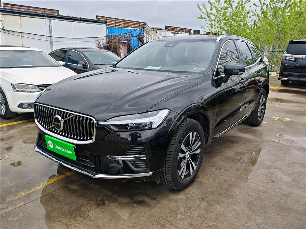 Volvo XC60 2022 — фото 1