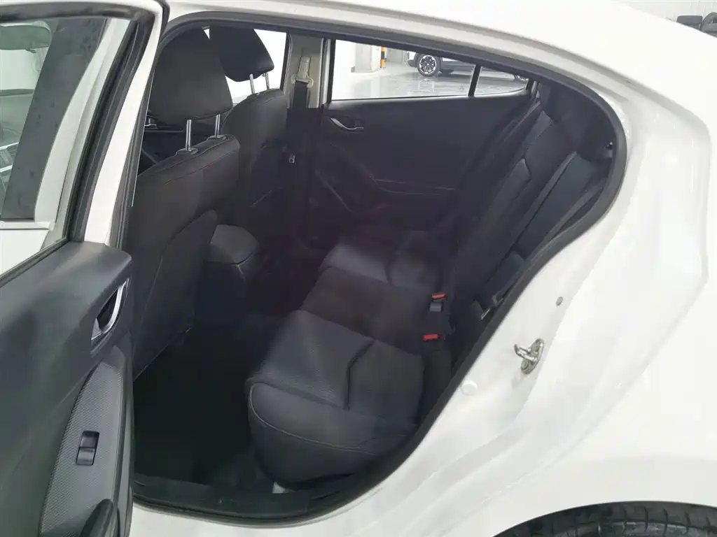 Mazda 3 Axela 2016 — фото 15