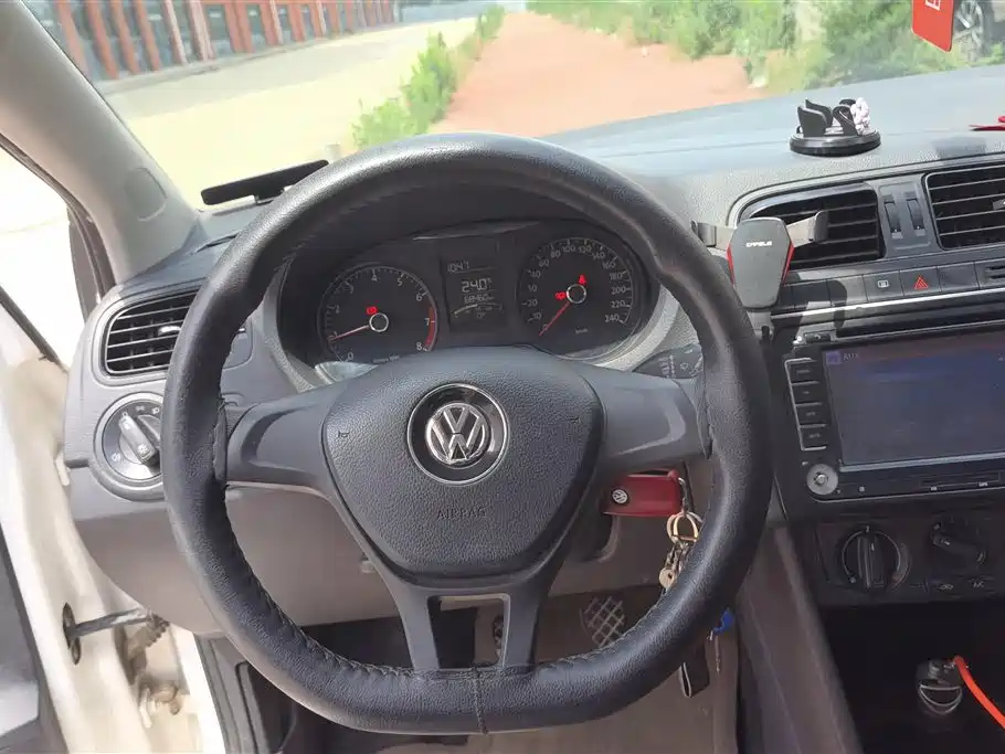 Volkswagen Polo 2015 — фото 15