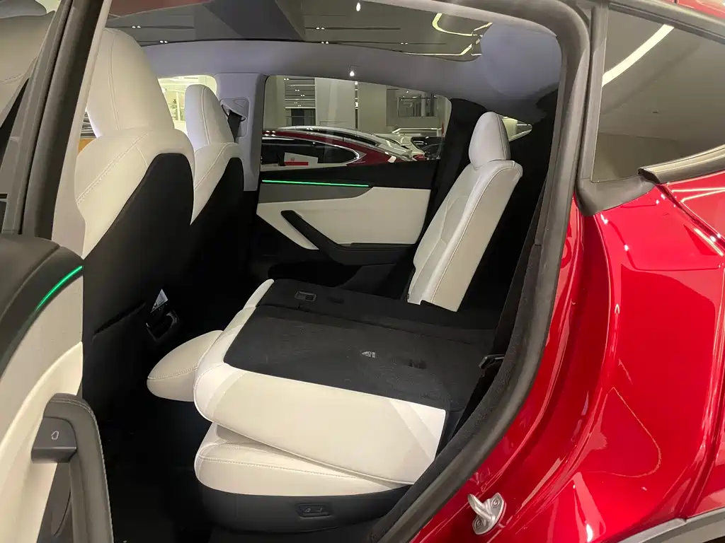 Tesla Model Y 2025 — фото 12