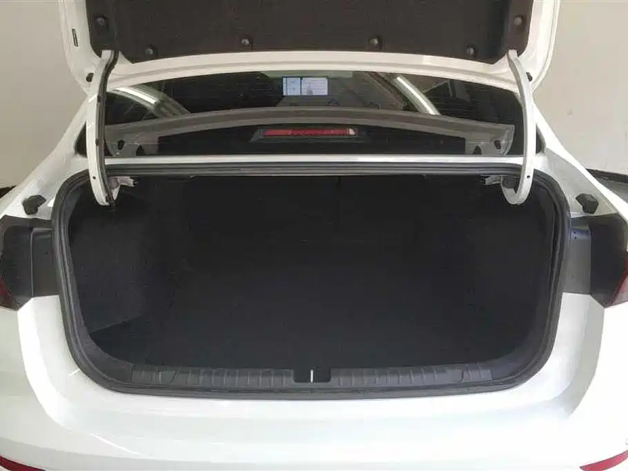 Geely Emgrand 2022