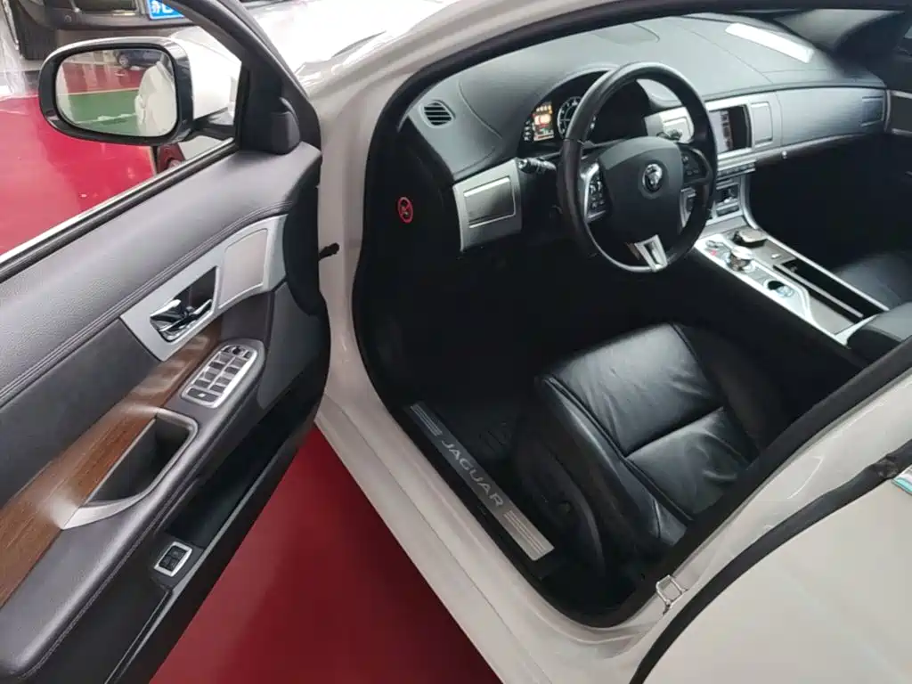 Jaguar XF 2016 — фото 16