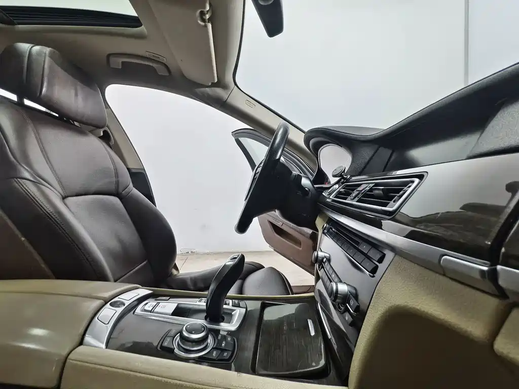 BMW 7 Series 2012 — фото 15