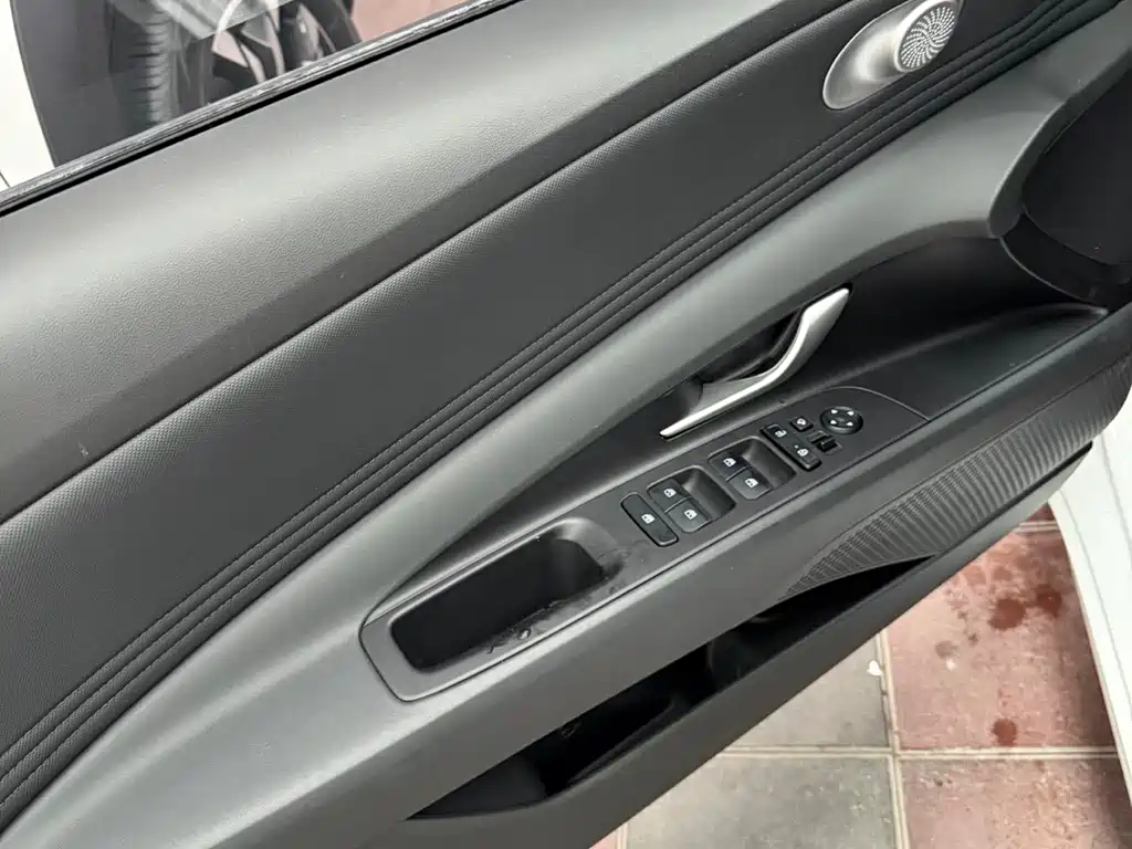 Hyundai Elantra 2022 — фото 17