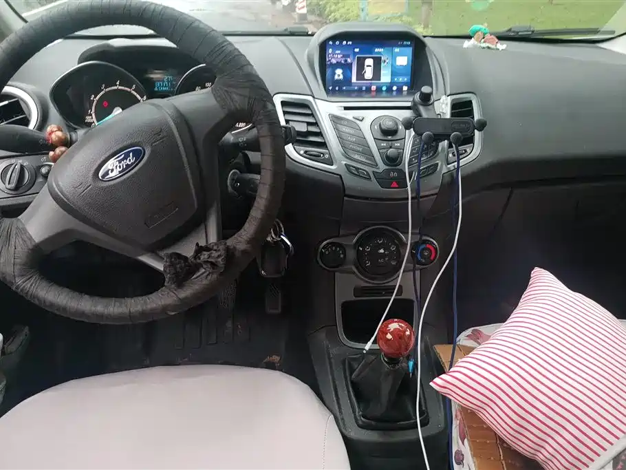 Ford Fiesta 2015 — фото 12