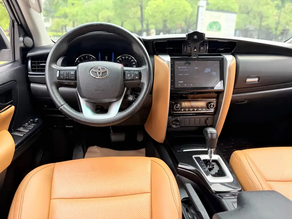 Toyota Fortuner 2018 — фото 18