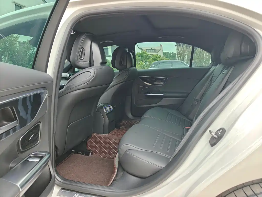 Mercedes-Benz C-Class 2023 — фото 10