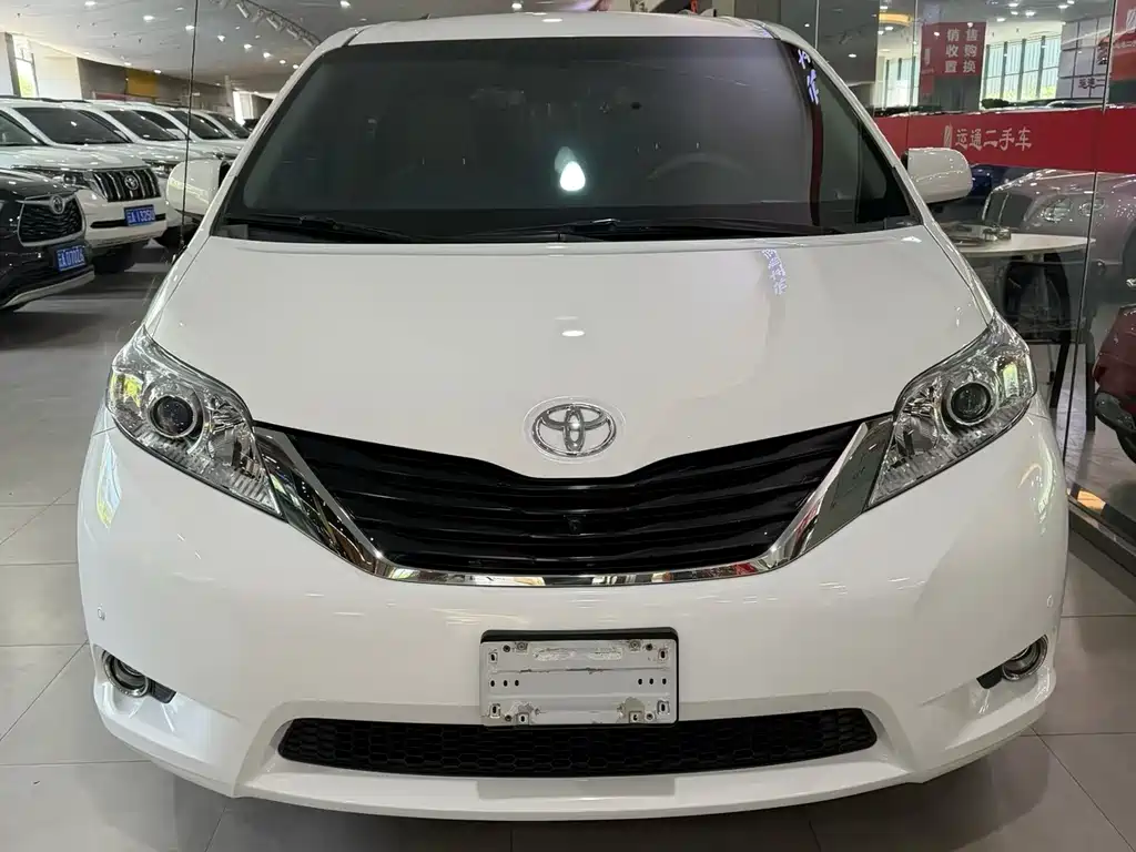 Toyota Sienna 2014 — фото 1