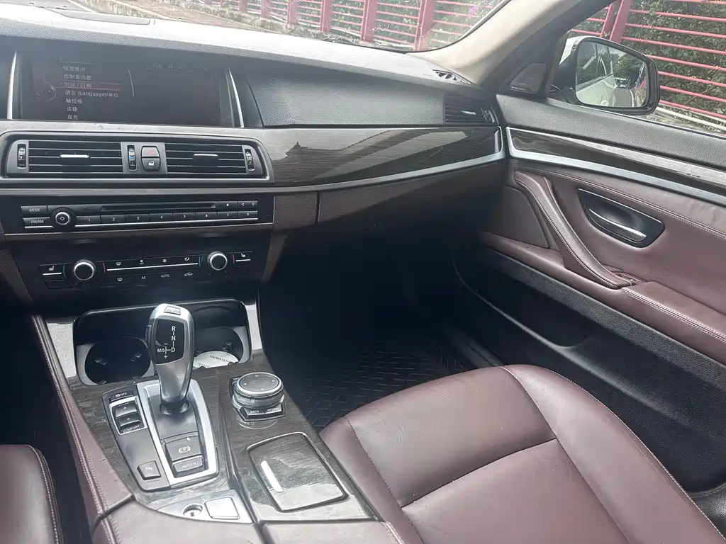 BMW 5 Series 2017 — фото 12