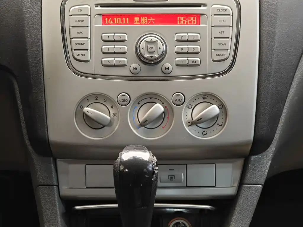 Ford Focus 2014 — фото 17