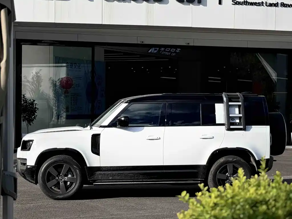Land Rover Defender 2023 — фото 10