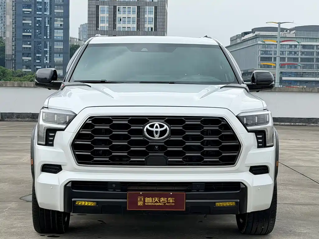Toyota Sequoia 2023 — фото 1