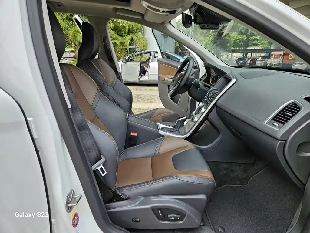Volvo XC60 2017 — фото 14