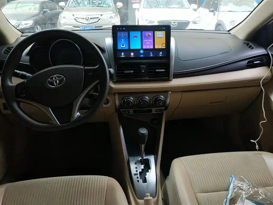 Toyota Yaris L 2014 — фото 12
