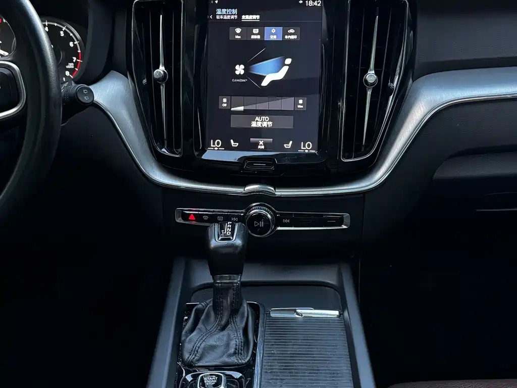 Volvo XC60 2019 — фото 9