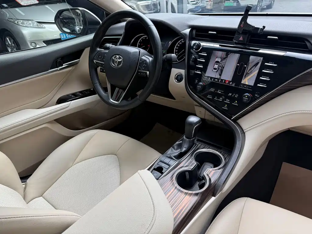Toyota Camry 2018 — фото 8