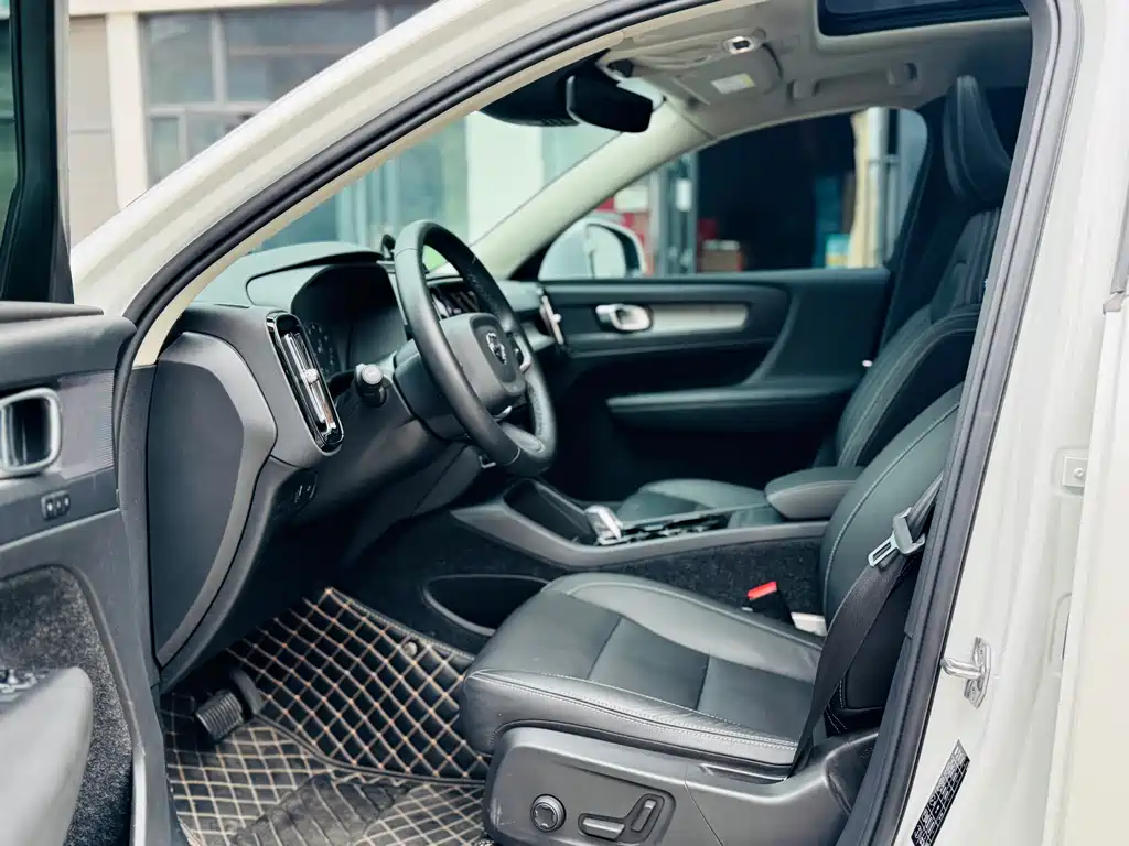 Volvo XC40 2021 — фото 11