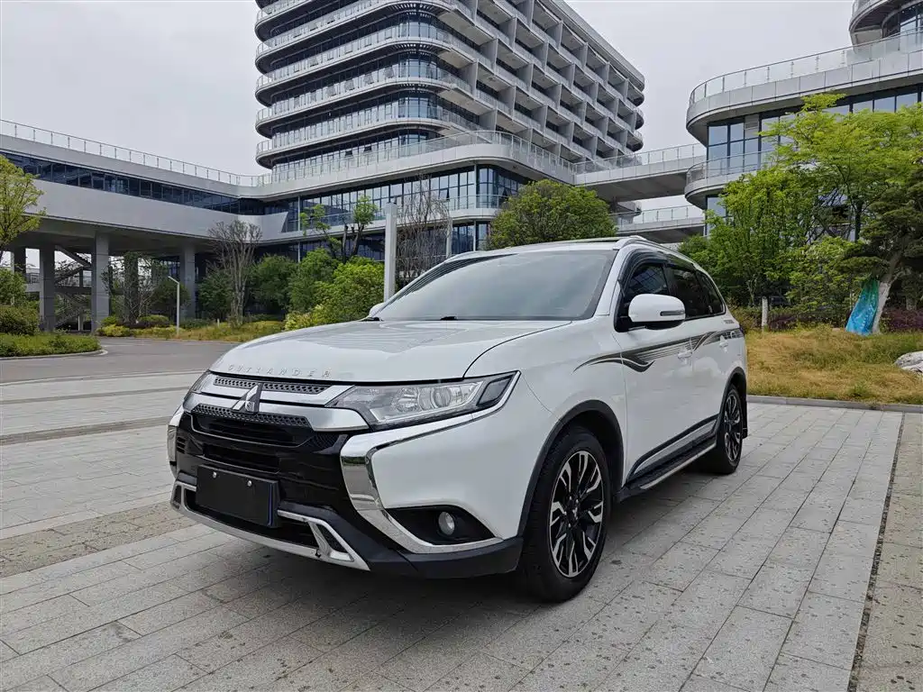 Mitsubishi Outlander 2019 — фото 1