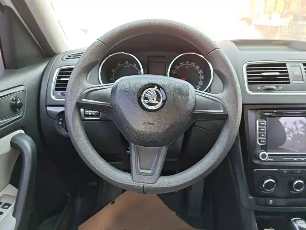 Skoda Yeti 2017 — фото 11